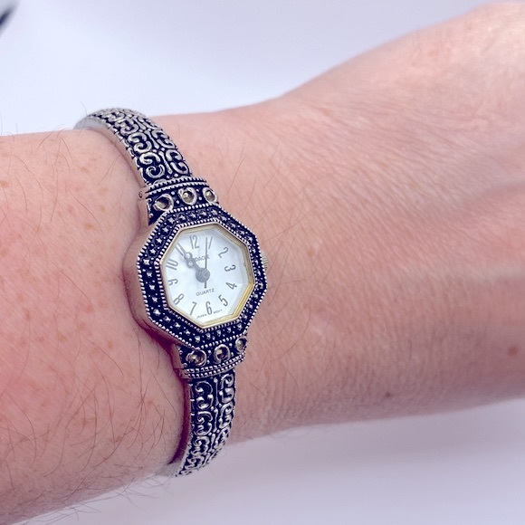 Working! Vintage Jordache Dainty Silver Tone Stretch Band Watch - Picture 6 of 7